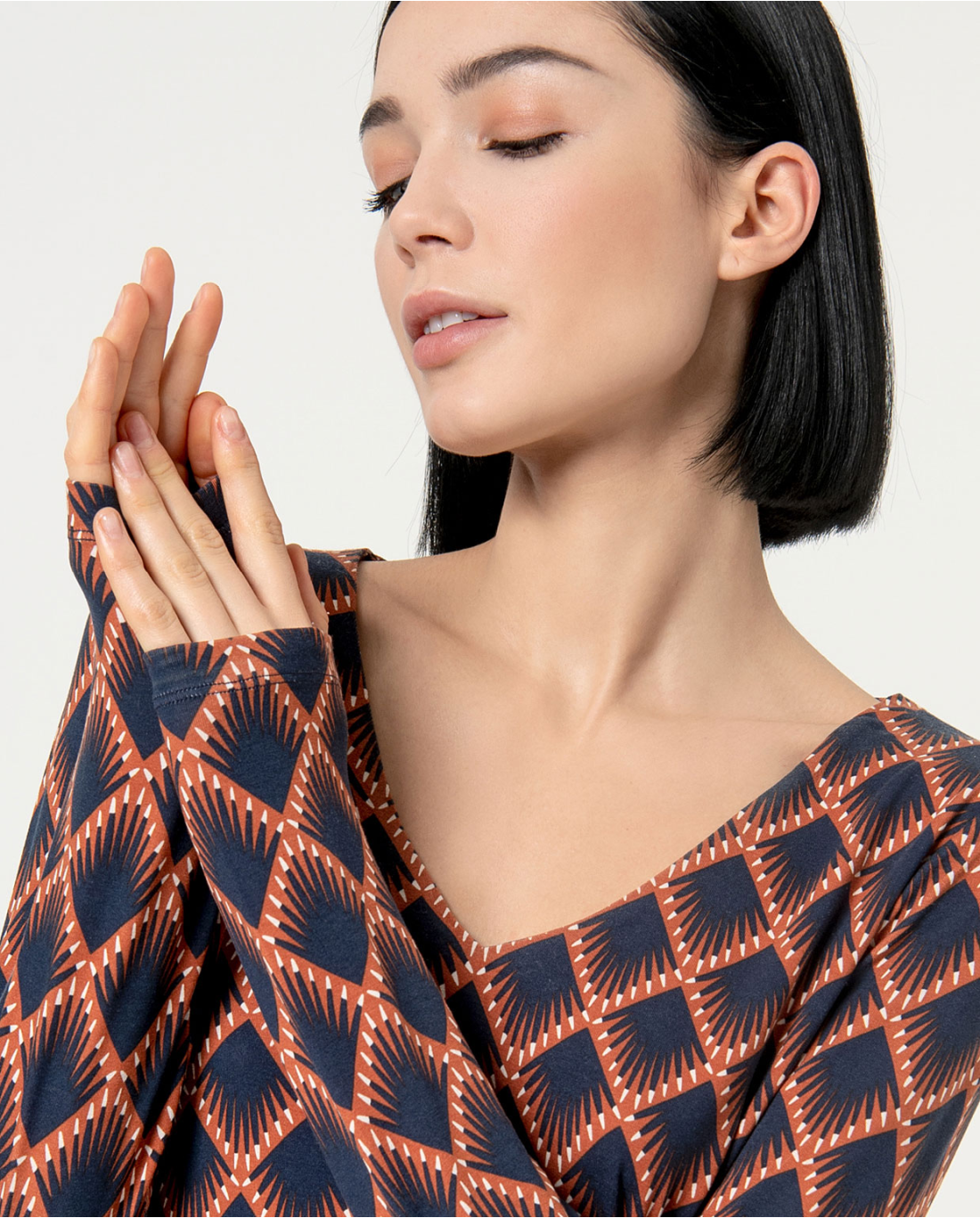 Stretch Printed V-Neck Elastic T-Shirt Brown