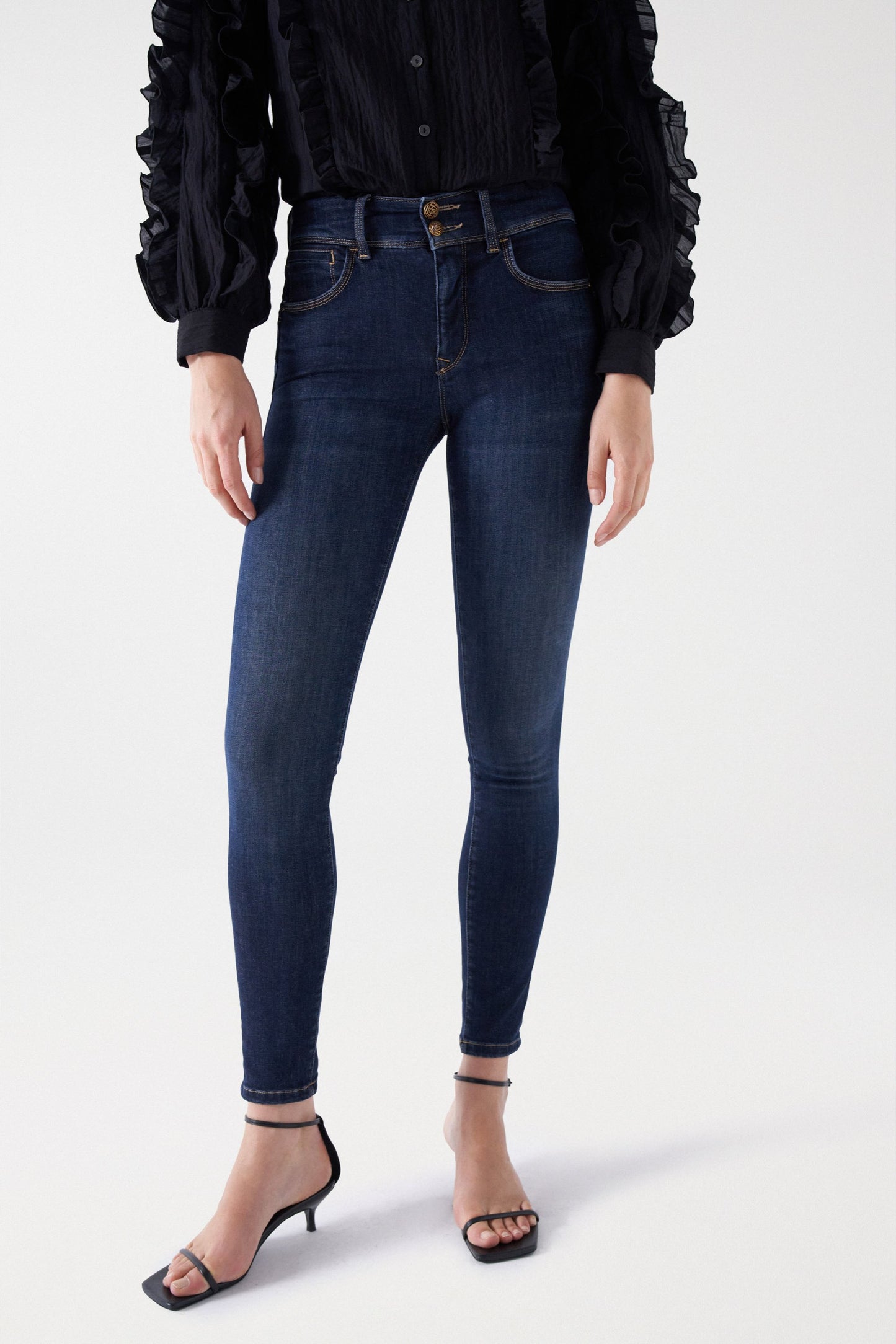 Secret Push in Skinny Jeans with Details